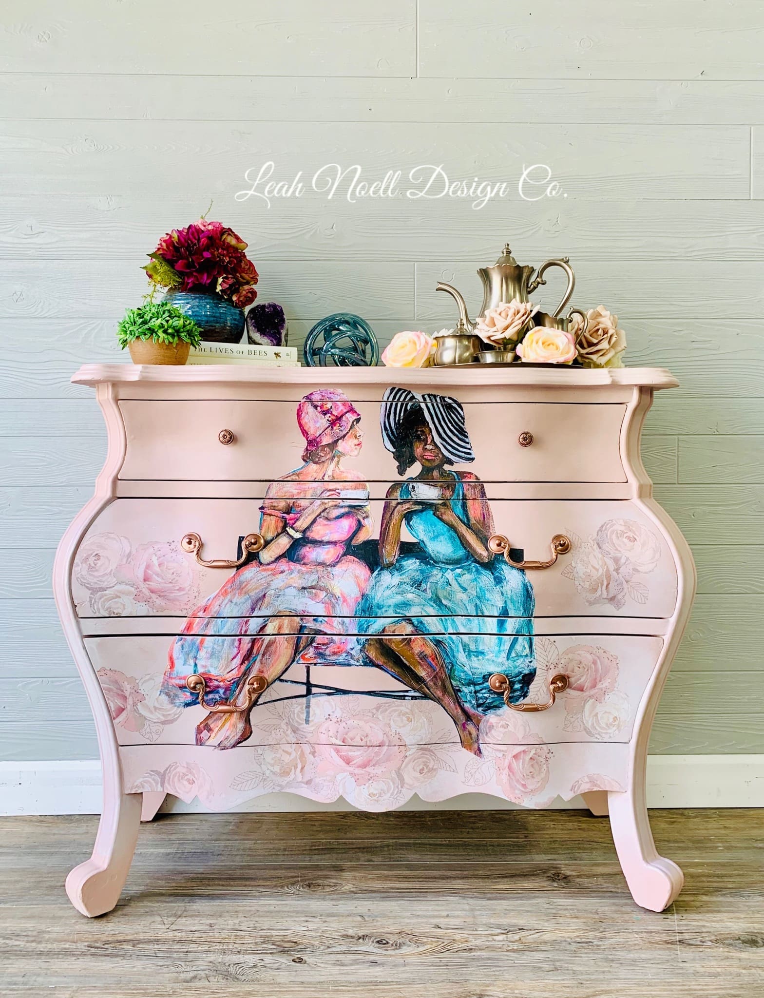 How to paint a bombay chest. How to decorate a bombay chest. 