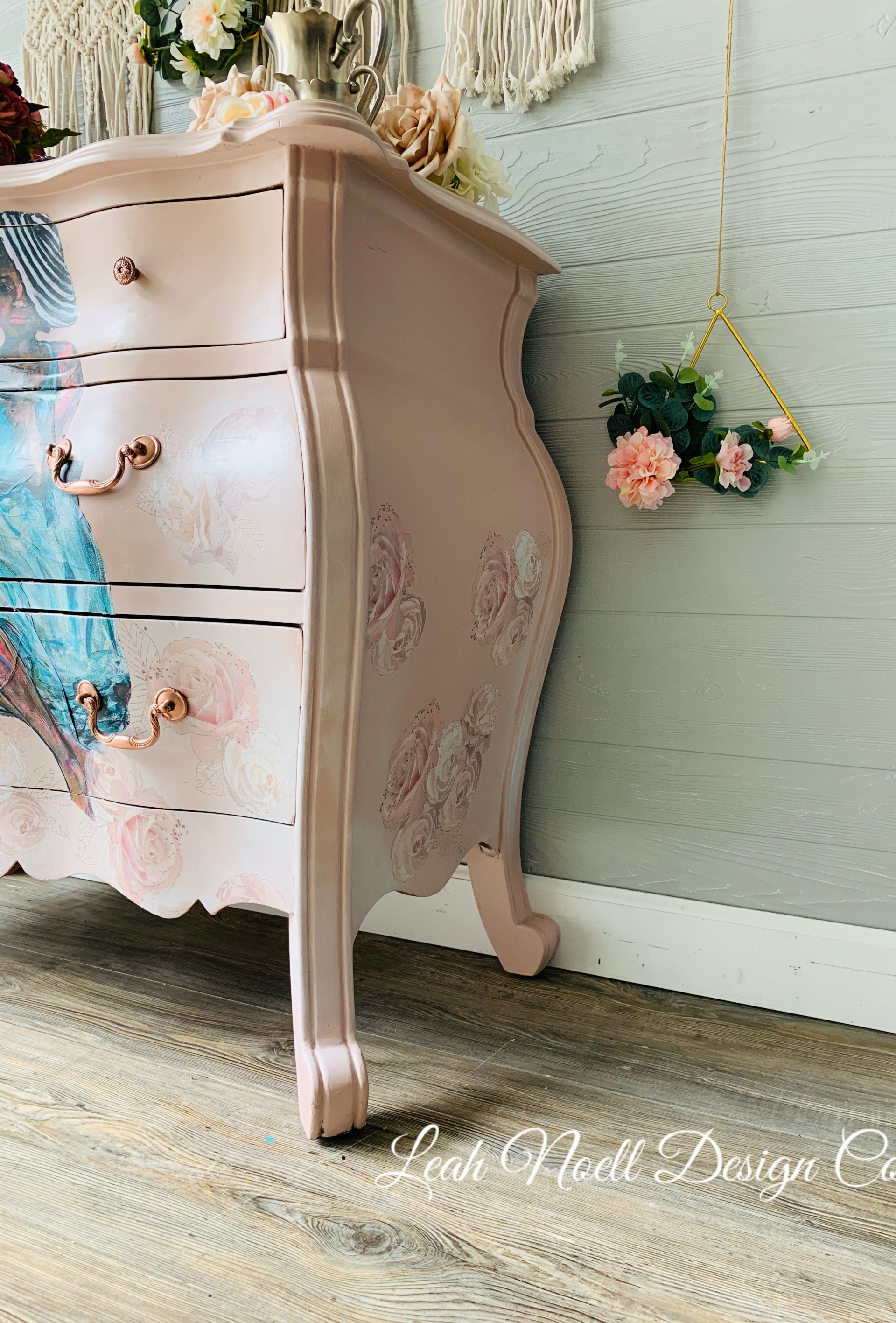 How to paint a bombay chest. How to decorate a bombay chest.